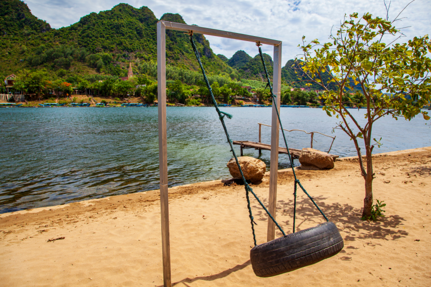 Phong Nha cave, an amazing, wonderful cavern at Bo Trach, Quang Binh, long boats for guided tours of the caves, (2)